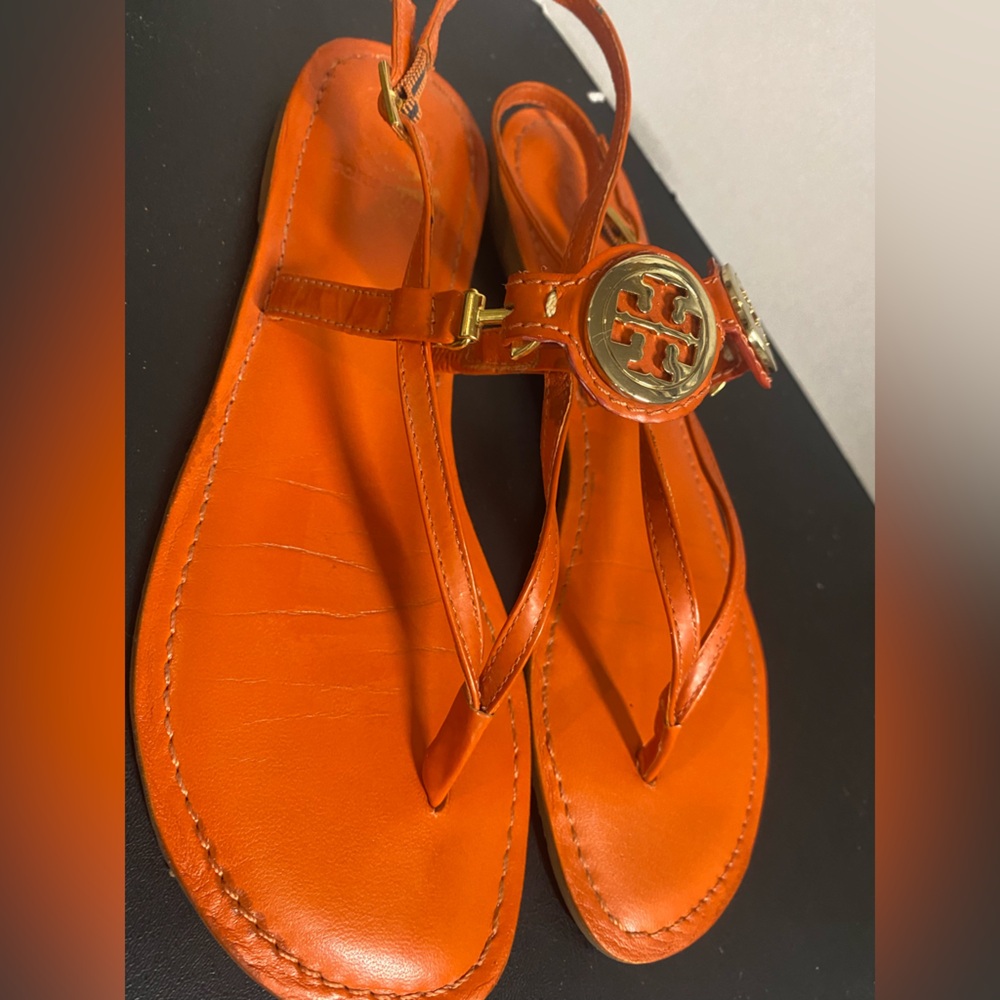 Tory Burch Miller Orange Leather Thong Sandals Gold Logo Women's Size 8.5 🧡💛 - Picture 5 of 8